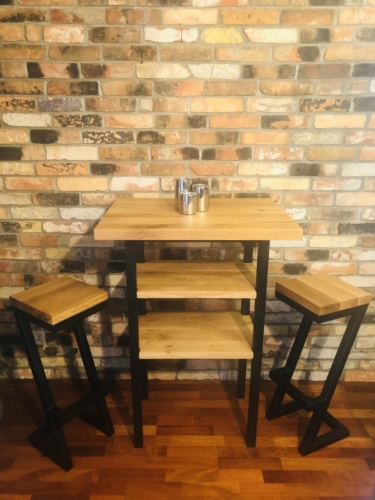 Stolik barowy z hokerami / Bar table and set of bar stools